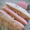 Pups & Bubs - STRAWBERRY MILLE-FEUILLE - Zabawka węchowa Truskawkowy Torcik